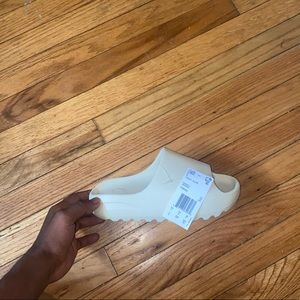Yeezy Slides Size 4(men’s)